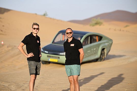 BvOF-2023-1014-BOD-offroad-solarcar-Stella-Terra-in-Moroccan-Sahara-with-Sons-4x4-1697465305.jpg